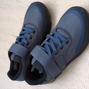 Shimano Women's Navy and Gray Strap Lace-Up Cycling Sneakers